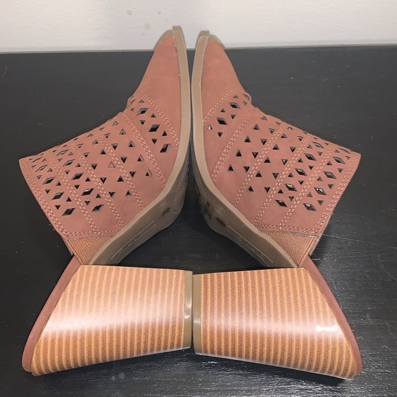 A.n.a Women’s Hiro Chocolate Pointed Toe Block Heel - Picture 5 of 7